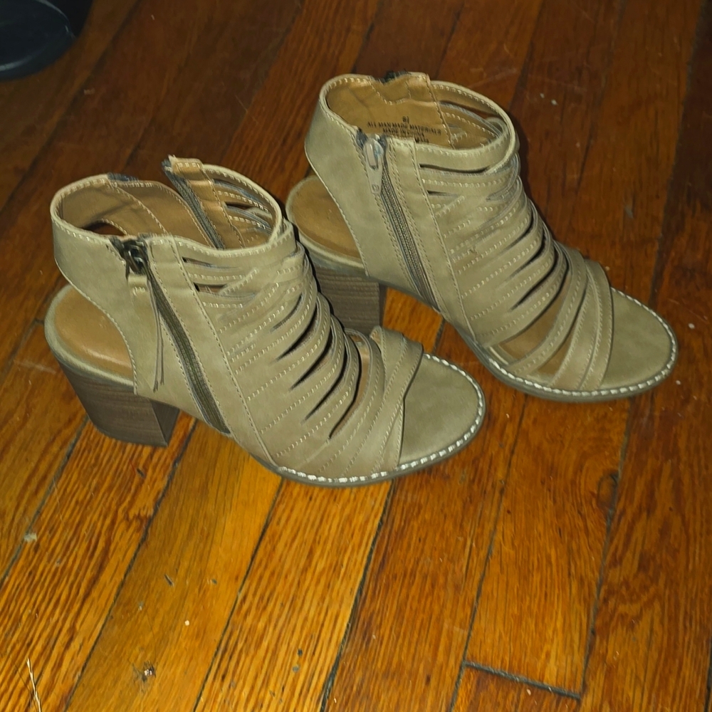 Universal Threads zip up heels size 6